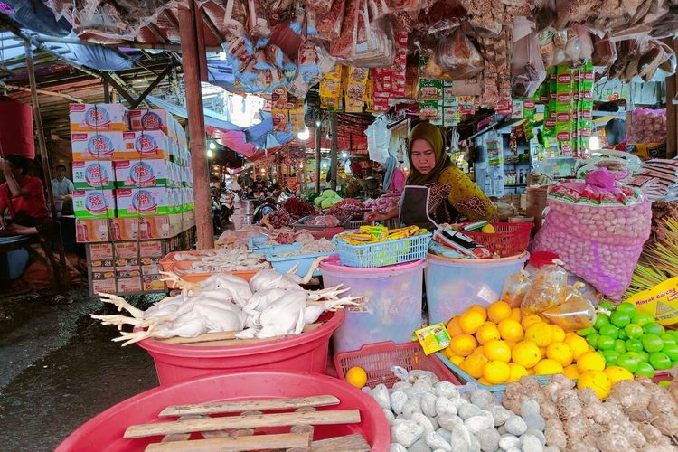 Pedagang ayam di Pasar Anyar Kota Tangerang mengeluhkan jumlah pembeli mulai menurun akibat harga BBM naik, Kamis (8/9/2022).