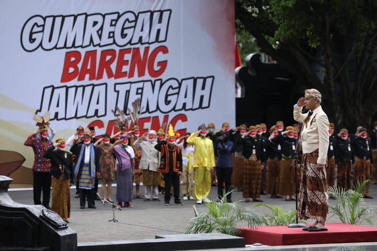 Gubernur Jateng Ganjar Pranowo saat menjadi inspektur upacara HUT ke-72 Jateng di Kantor Gubernur Jateng, Senin (15/8/2022).