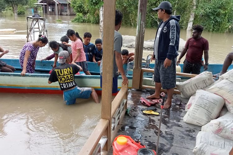 Evakuasi Misyiah seorang warga yang lansia serta sakit saat banjir melanda Kampung Stengkol Teluk Bintuni