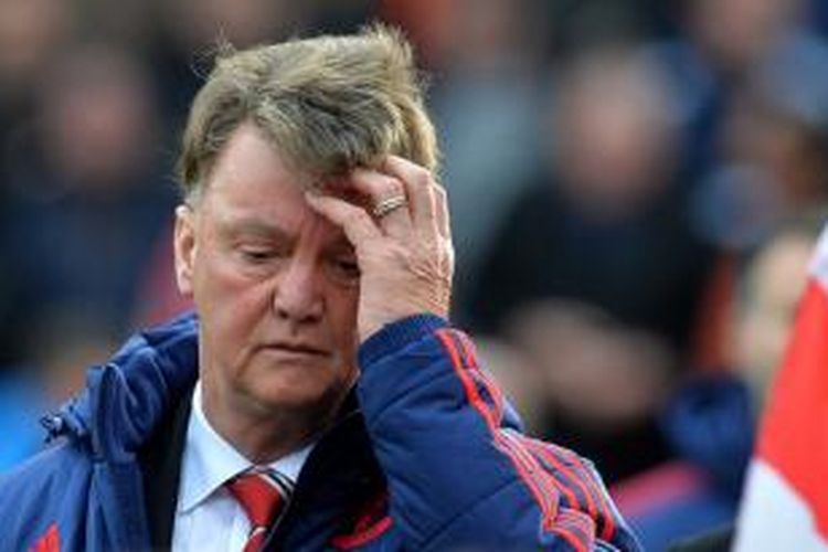 Raut wajah Louis van Gaal seusai Manchester United kalah dari Stoke City di Stadion Britannia, Sabtu (26/12/2015).