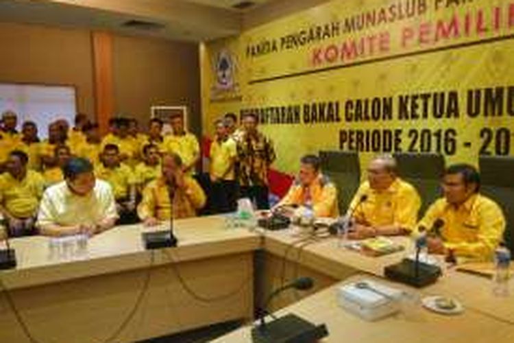 Bakal calon ketua umum Partai Golkar, Airlangga Hartarto, saat mendaftarkan diri ke Komite Pemilihan Munaslub Golkar di Kantor DPP Partai Golkar, Rabu (4/5/2016).
