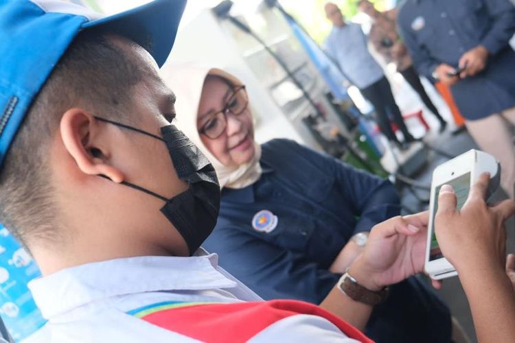 Kepala BPH Migas Erika Retnowati mengatakan, penerapan full cycle memudahkan operator stasiun pengisian bahan bakar umum (SPBU) untuk mengidentifikasi masyarakat yang berhak menggunakan JBT Solar. 