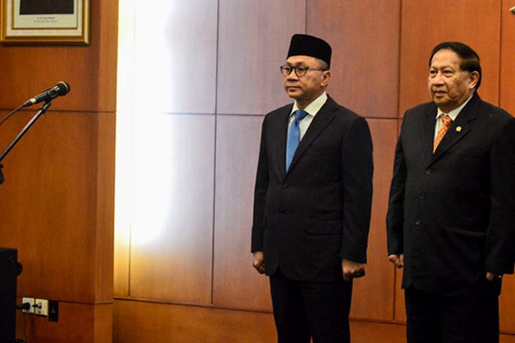 Ketua MPR RI Zulkifli Hasan (kiri) bersama dengan Wakil Ketua MPR Evert Ernest Mangindaan (kanan) tengah melakukan pelantikan tiga anggota pergantian antar waktu (PAW) MPR di Gedung Nusantara V, Kompleks Parlemen, Jakarta, Rabu (14/6/2017) siang.