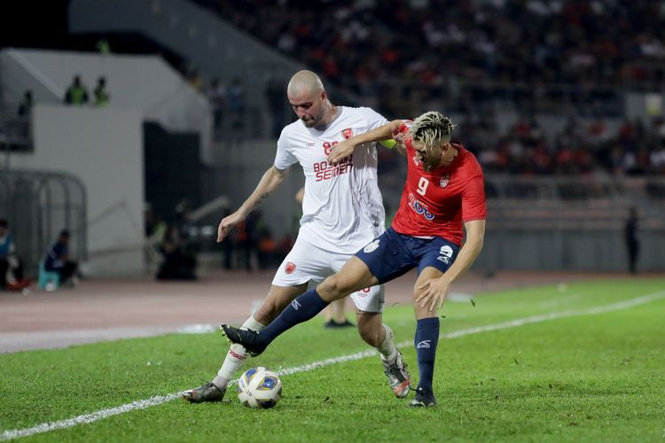Pemain PSM Makassar Wiljan Pluim dijaga ketat pemain kuala Lumpur City FC saat final Zona ASEAN AFC Cup 2022 yang berakhir dengan skor 5-2 di Stadion Kuala Lumpur Malaysia, Rabu (24/8/2022) malam.