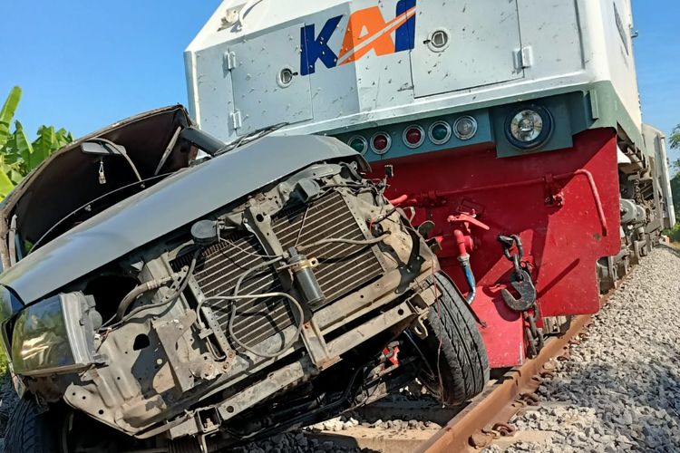 Tabrakan antara KA Pandalungan dengan mobil di Pasuruan, Jawa Timur, Selasa (7/5/2024). (Dokumentasi KAI)