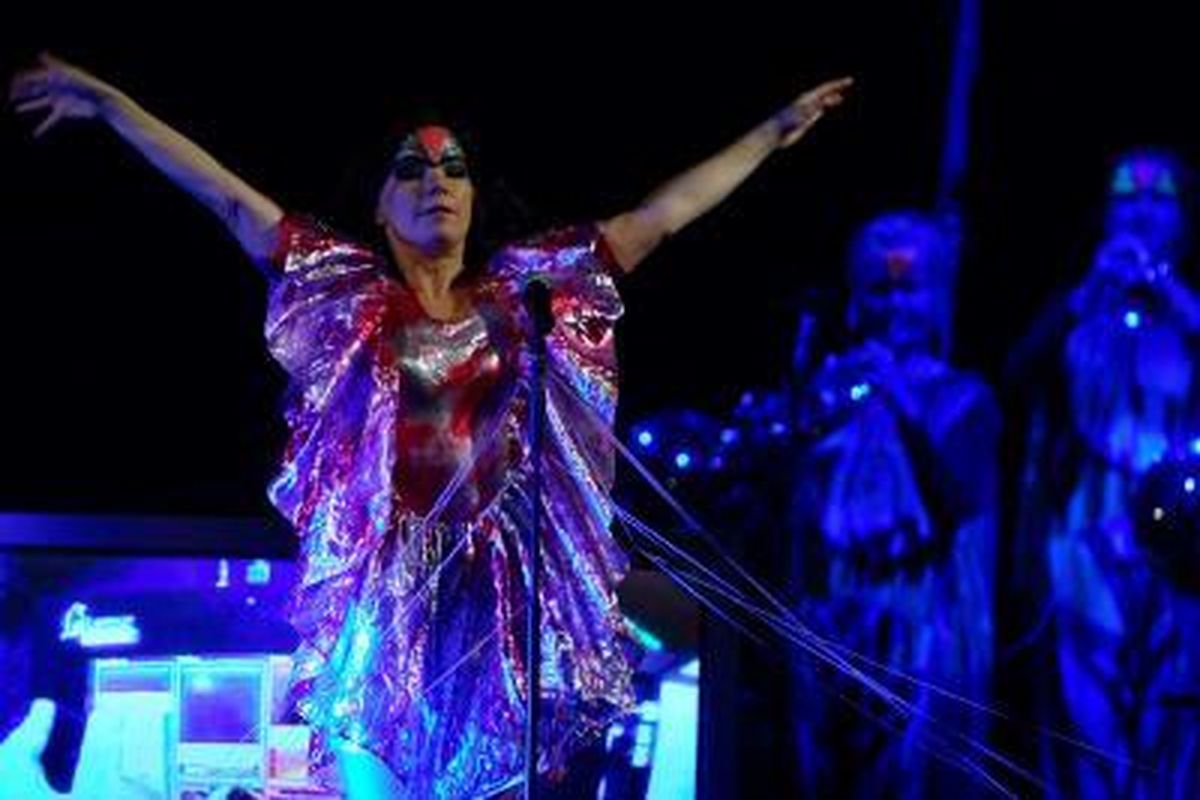 Musisi eksentrik asal Irlandia Bjork, memukau ratusan penonton dalam konser Volta Tour di Tennis Indoor Senayan, Jakarta, Selasa (12/2). Dalam hentakan musik elektrik, tata cahaya panggung ditingkahi permainan sinar laser yang mengiringi aksi teaterikal sang artis.