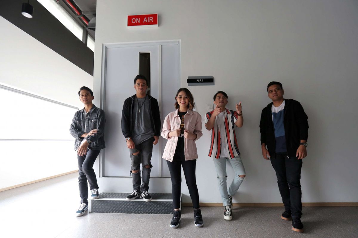 Grup band Geisha usai tampil di program Selebrasi di studio 1, Menara Kompas, Palmerah Selatan, Jakarta Pusat, Selasa (24/7/2018).Pada bincang-bincang di sela acara, Geisha memperkenalkan Regina sebagai vokalis baru, Regina Poetiray.