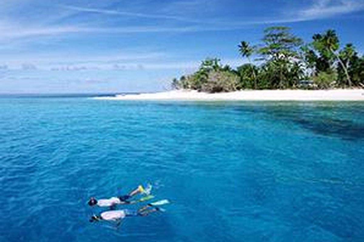 Kepulauan Mentawai di Sumatara Barat terkenal dengan keindahan pantainya yang berpasir putih. Dua wisatawan tengah menikmati aktivitas snorkeling di laut yang biru.  