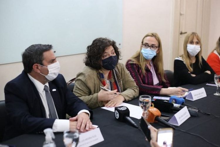 Gambar selebaran yang dirilis oleh Kementerian Kesehatan Provinsi Tucuman ini menunjukkan Menteri Kesehatan Carla Vizzotti (dua dari kiri), perwakilan dari Organisasi Kesehatan Pan Amerika (PAHO) Argentina Eva Jane Llopis (dua dari kanan), dan Menteri Kesehatan provinsi Luis Medina Ruiz (kiri) saat konferensi pers di Tucuman, Argentina, pada 3 September 2022. Bakteri Legionella diidentifikasi sebagai penyebab wabah pneumonia bilateral di Argentina, yang hingga Sabtu ini telah menyebabkan empat kematian di antara sebelas orang yang terinfeksi di sebuah klinik di Tucumán, lapor Menteri Kesehatan, Carla Vizzotti.