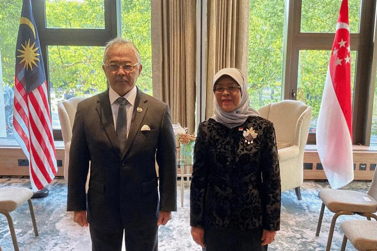 Presiden Singapura Halimah Yacob bertemu dengan Raja Malaysia Sultan Abdullah Ahmad Shah, saat berada di London untuk memberikan penghormatan kepada Ratu Elizabeth II. 
