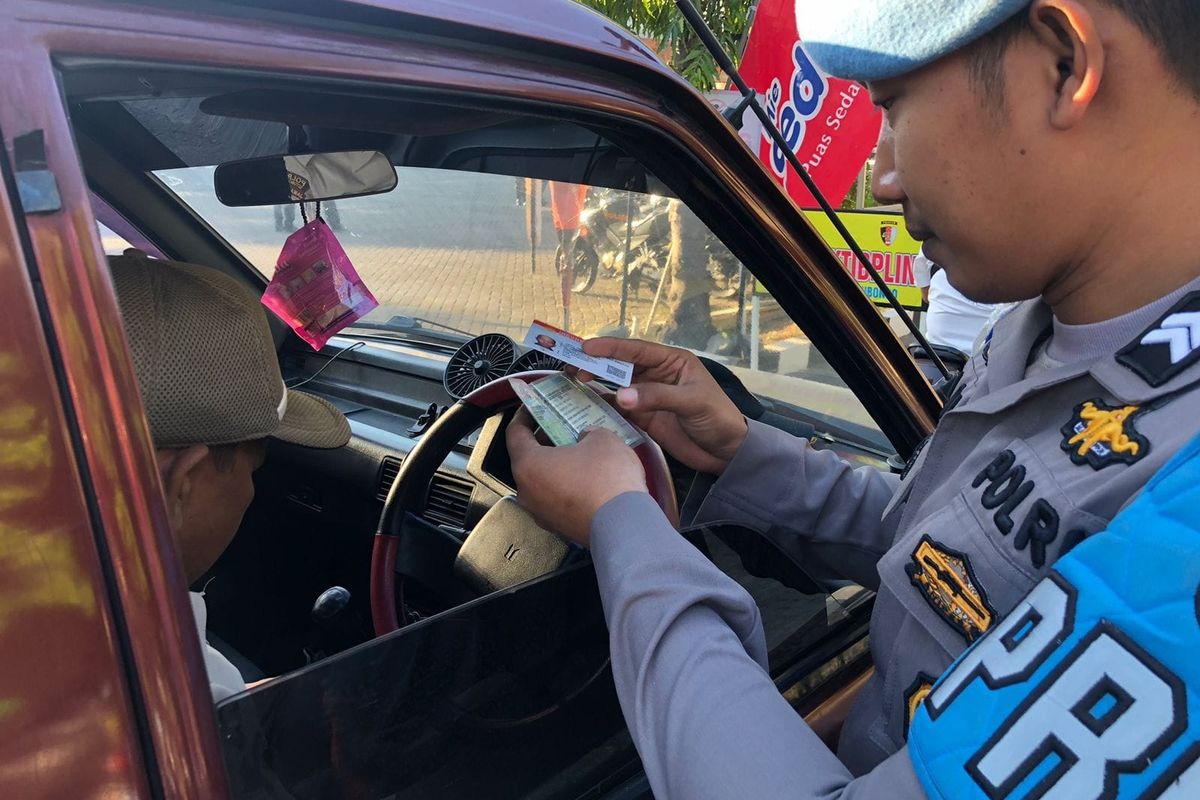 Foto: Polisi saat melakukan Operasi Patuh Semeru di Situbondo.