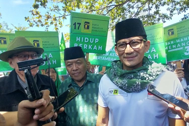 Ketua Bapillu PPP Sandiaga Salahuddin Uno, saat berkunjung di kawasan Objek Wisata Situ Gede Kota Tasikmalaya, Jawa Barat, Jumat (15/12/2023).