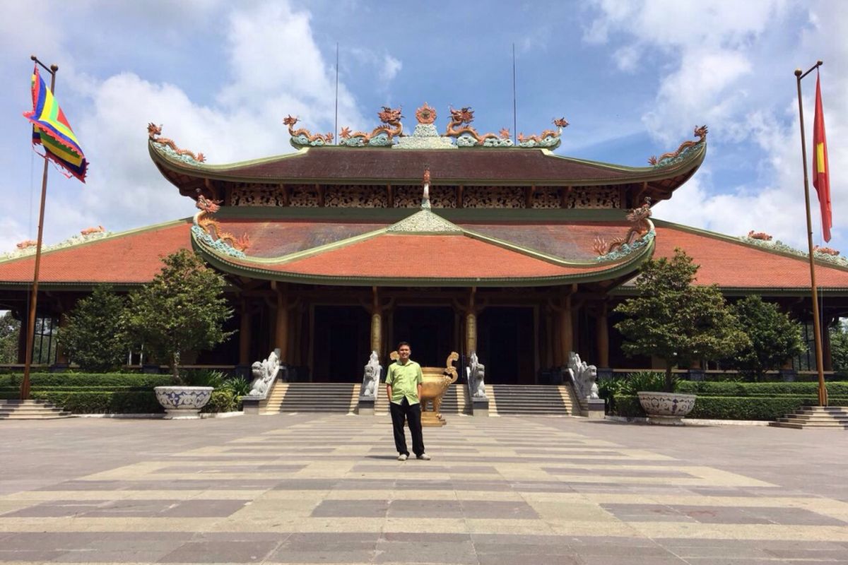 Foto di depan monumen perjuangan.