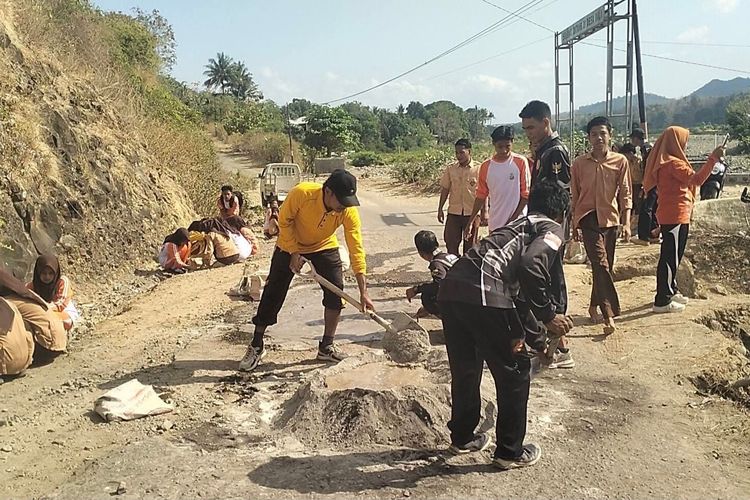 Siswa dan Guru di Wera Bima Urunan Perbaiki Jalan Rusak