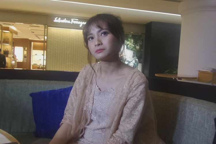 Acha Septriasa dalam wawancara usai konferensi pers film Kartini di Plaza Indonesia, Jakarta Pusat, Rabu (5/4/2017).