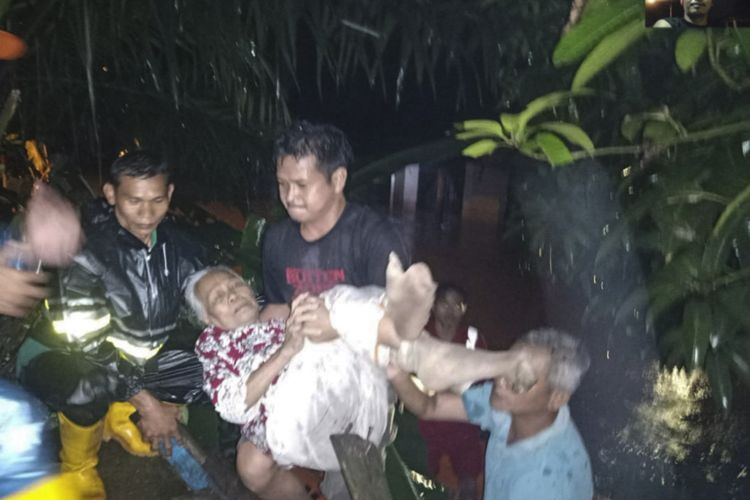 Evakuasi warga di Banyuasin lantaran terendam banjir setinggi satu meter setelah diguyur hujan satu malam, Senin (18/01/2021).
