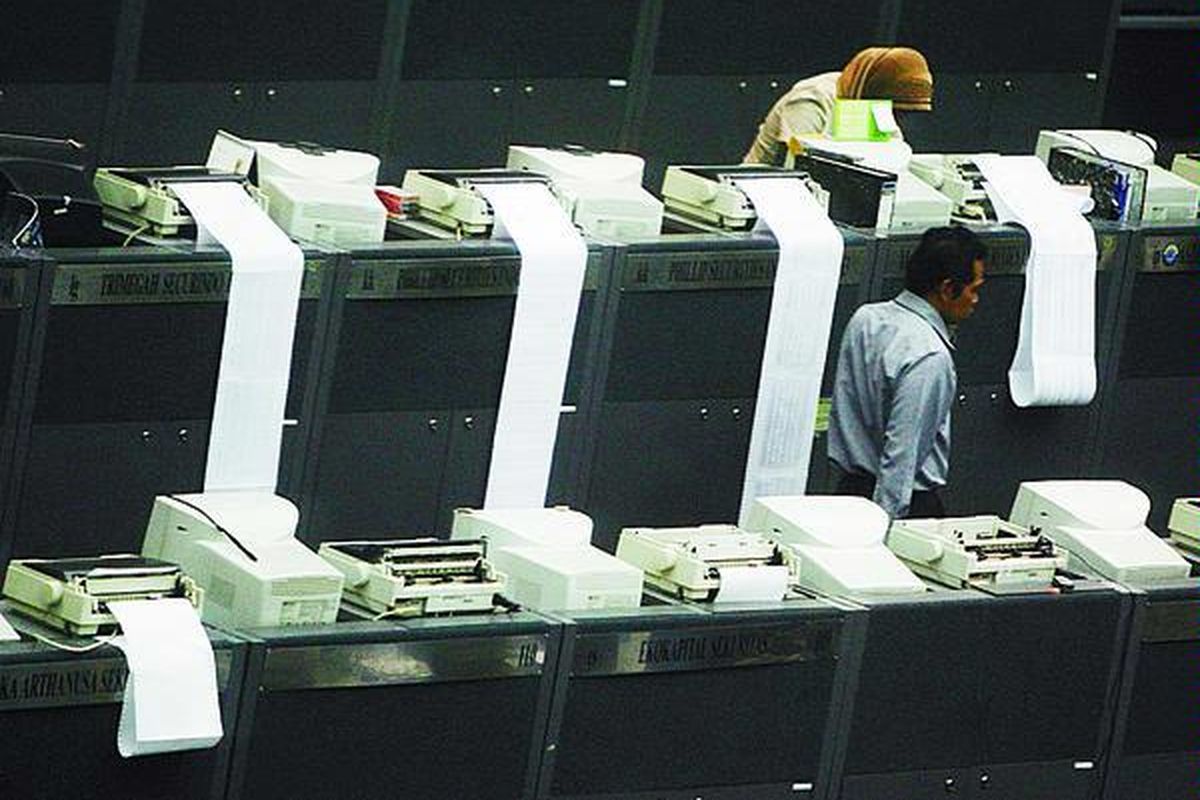 Pialang saham seusai perdagangan di lantai Bursa Efek Indonesia (BEI), Jakarta. 