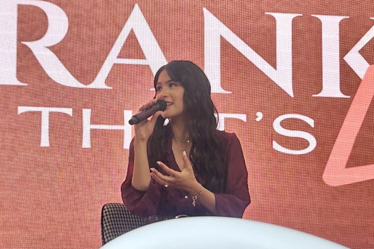 Aktris dan penyanyi Maudy Ayunda di  rangkaian Frankly, That’s Love Exhibition by Frank & co. yang digelar di Atrium Mall Kelapa Gading 3, Jakarta Pusat, Kamis (12/2/2026).