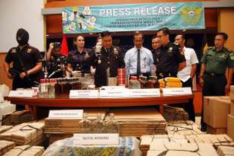 Petugas Kantor Pengawasan dan Pelayanan Bea dan Cukai Bogor menggelar rilis pengungkapan produksi minuman beralkohol ilegal, Kamis (13/10/2016). 