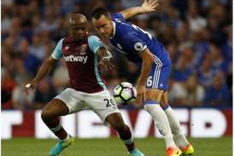 Gelandang West Ham United, Andre Ayew (kiri), berebut bola dengan bek Chelsea, John Terry, dalam pertandingan Premier League di Stamford Bridge, London, Senin (15/8/2016).