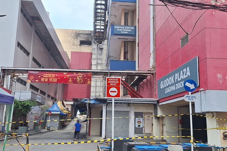 Kondisi Glodok Plaza di Jakarta Barat usai terbakar, Minggu (19/1/2025).