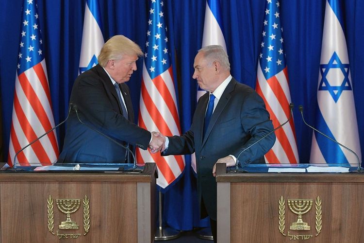 Presiden Donald Trump menjabat tangan PM Benyamin Netanyahu usai menggelar jumpa pers dalam kunjungannya ke Israel, Senin (22/5/2017).