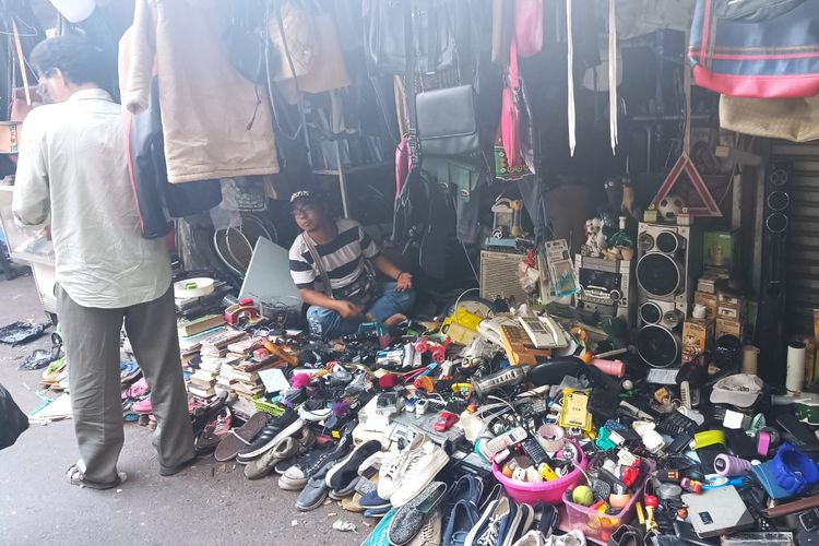 Pasar Loak Jembatan Item Jatinegara Lokasi Dan Jam Buka 9928