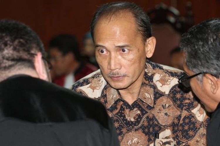 Mantan Deputi Bidang IV Pengelolaan Devisa Bank Indonesia Budi Mulya (tengah) berdiskusi dengan kuasa hukumnya saat menjalani persidangan dengan agenda pembacaan putusan di Pengadilan Tindak Pidana Korupsi, Jakarta, Rabu (16/7/2014). Budi divonis penjara 10 tahun dengan denda Rp 500 juta subsider kurungan 5 bulan karena terbukti terlibat kasus korupsi pemberian fasilitas pendanaan jangka pendek (FPJP) pada Bank Century dan penetapan Century sebagai bank gagal berdampak sistemik.  