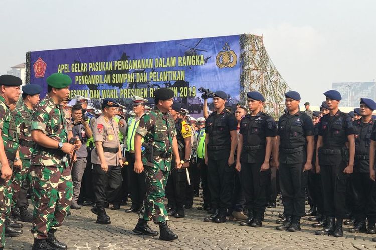 Panglima TNI Marsekal Hadi Tjahjanto bersama Kapolri Jenderal Pol Tito Karnavian dalam apel gelar pasukan dalam rangka pengamanan pelantikan presiden dan wakil presiden periode 2019-2024, di Lapangan Silang Monas, Jakarta Pusat, Kamis (17/10/2019).