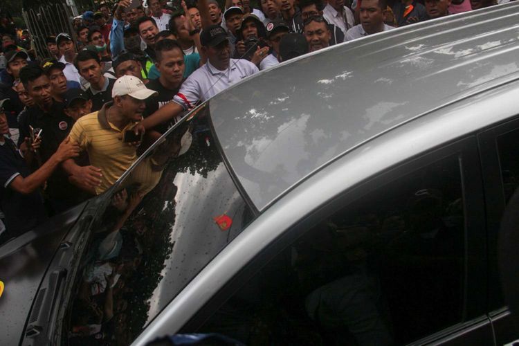 Para pengemudi taksi online dari berbagai daerah melakukan aksi unjuk rasa di depan Kementrian Perhubungan, Jalan Medan Merdeka Barat, Jakarta, Senin (29/01/2018). Mereka menolak Peraturan Menteri (PM) Perhubungan Nomor 108 penyelenggaraan angkutan orang dengan kendaraan bermotor umum tidak dalam trayek.