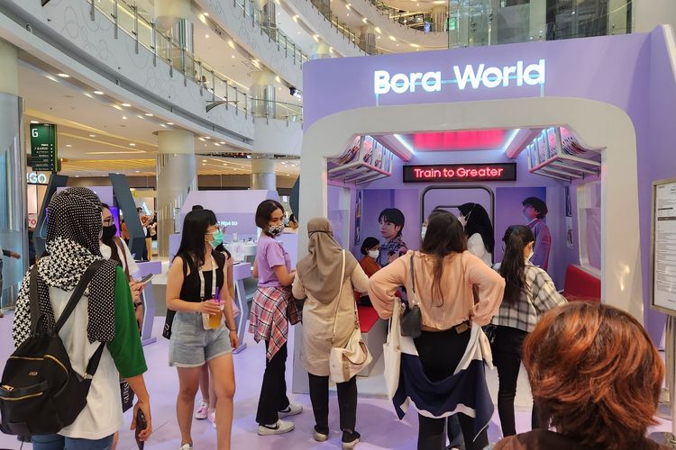 Area Bora World yang bisa dikunjungi konsumen untuk experience Galaxy Z Flip 4. Area ini dipenuhi dengan beberapa anggota dari boyband K-pop BTS. 