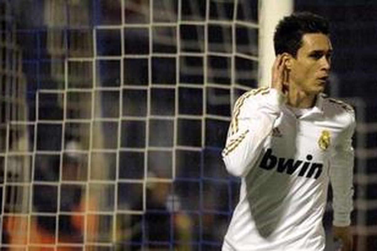 Penyerang Real Madrid, Jose Maria Callejon, merayakan golnya ke gawang Ponferradina, pada leg pertama putaran keempat Copa del Rey, di El Toralin, Selasa (13/12/2011). 