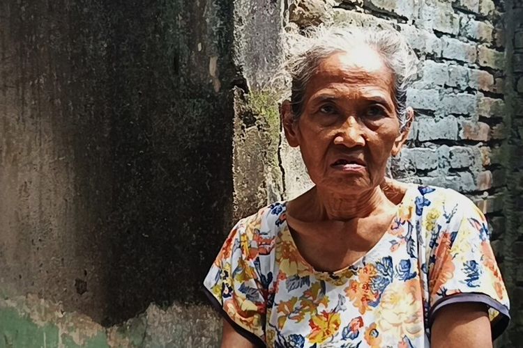 Yati bertahan di rumah bertap langit saat siang hari, saat malam hari dia menginap di rumah tetangganya yang mau menampungnya.