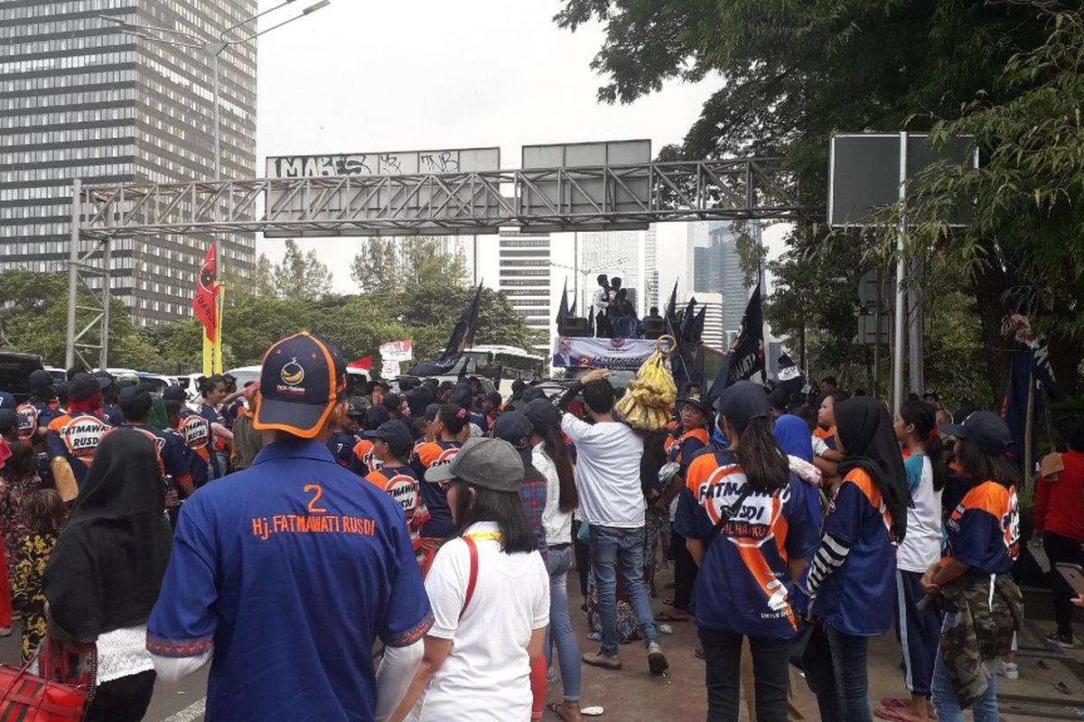 Massa kampanye Jokowi-Maruf Amin berkumpul di Jalan Jenderal Sudirman kawasan Dukuh Atas, Sabtu (13/4/2019).