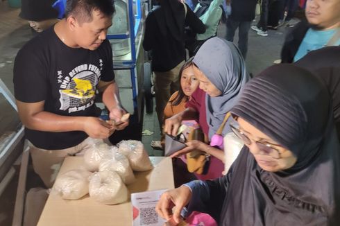 Ada Beras Murah, Warga Serbu Pasar Malam di Purwokerto