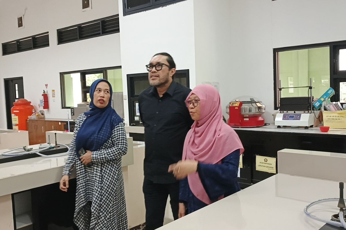 Wakil ketua DPRD Jabar, Ono Surono saat sidak ke SMK Negeri 13 Kota Bandung menindaklanjuti laporan dugaan pungutan liar (Pungli) kepada siswa, Kamis (22/5/2025).