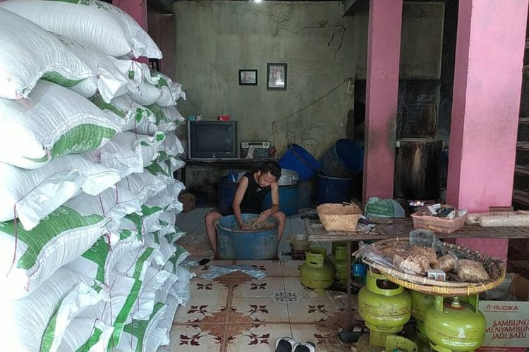 Produsen tahu tempe di Lamper Tengah, Kota Semarang mengeluh soal harga kedelai