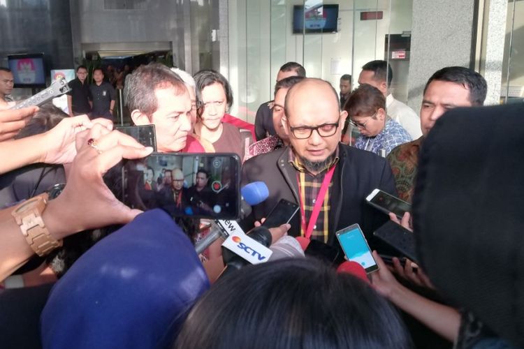 Wakil Ketua KPK Saut Situmorang (kiri) mendampingi Penyidik Senior KPK Novel Baswedan di gedung KPK, Jakarta, Rabu (11/4/2018). Pada hari ini, kasus penyiraman air keras terhadap Novel genap satu tahun.