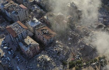 Bangunan-bangunan hancur akibat gempa terlihat dari atas di Antakya, Turkiye, Kamis (9/2/2023). Gempa bermagnitudo 7,9 terjadi pada Senin (6/2/2023) mengguncang Turkiye dan Suriah.