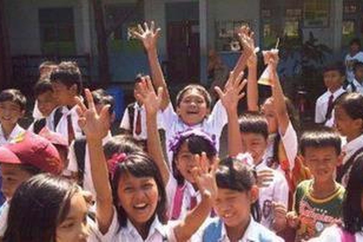 Anak-anak SDN 1 Leuwinanggung meluapkan kegembiraan mereka sesaat setelah pintu sekolah itu dibuka, Rabu (20/6/2012) pagi.