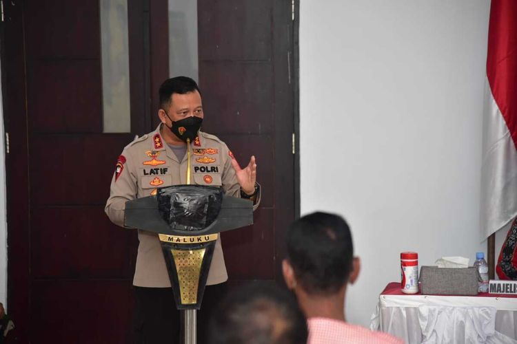 Kapolda Maluku, Irjen Pol Lotharia Latif saat memberikan paparan dalam acara silaturahim bersama para raja di Gedung Latupati Maluku di kawasan Passo, Ambon, Jumat (18/2/2022)