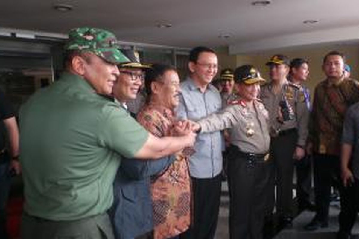 Gubernur DKI Jakarta Basuki Tjahaja Purnama bersama Kapolda Metro Jaya Irjen Pol Tito Karnavian, Pangdam Jaya Mayjen TNI Teddy Lhaksmana, Wali Kota Bandung Ridwan Kamil, Ketua Komite Pengawas Piala Presiden Maruarar Sirait, dan Manajer Persib Bandung Umuh Muchtar, di Mapolda Metro Jaya, Minggu (18/10/2015).