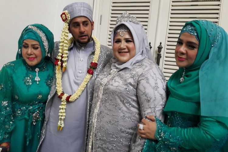 Dhawiya Zaida dan suaminya, Muhammad, menggelar jumpa pers pernikahan di restoran Al Jazeerah, Jakarta Timur, Jumat (29/3/2019). Tampak ibu Dhawiya, Elvy Sukaesih bersama kakak Dhawiya, Fitria Sukaesih, ikut menemani.