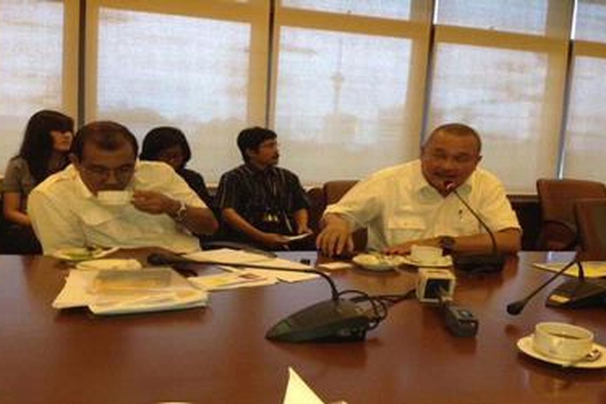 Bakal calon gubernur DKI Jakarta Alex Noerdin (kanan) dan pasangannya Nono Sampono (kiri), Senin (2/4/2012) sore, bertandang ke kantor Redaksi Harian Kompas.