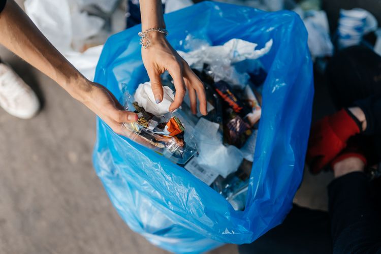 Kisah Bu Tomo di Surabaya, Tinggal di Rumah Tak Layak dan Timbun Sampah, Kini Dievakuasi ke Liponsos