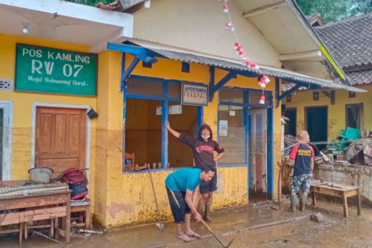 Warga Kampung Maripari Desa Mekar Hurip Kecamatan Sukawening bergotong royong membersihkan Posyandu yang terdampak banjir bandang, Minggu (28/11/2021) siang