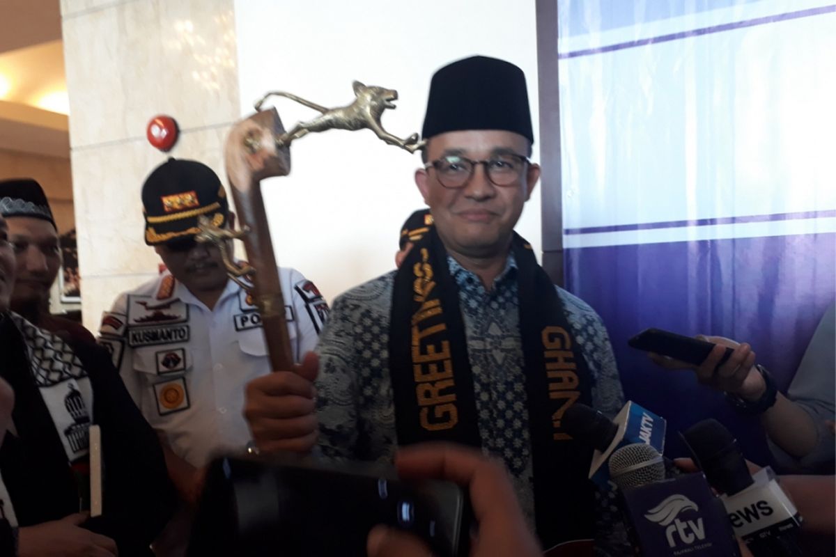 Gubernur DKI Jakarta Anies Baswedan dapat hadiah berupa tongkat daei delegasi Afrika saat menghadiri penutupan Multaqo (pertemuan) ulama dan dai se-asia tenggara, afrika, dan eropa ke 5 di Jakarta Jumat (06/07/2018).