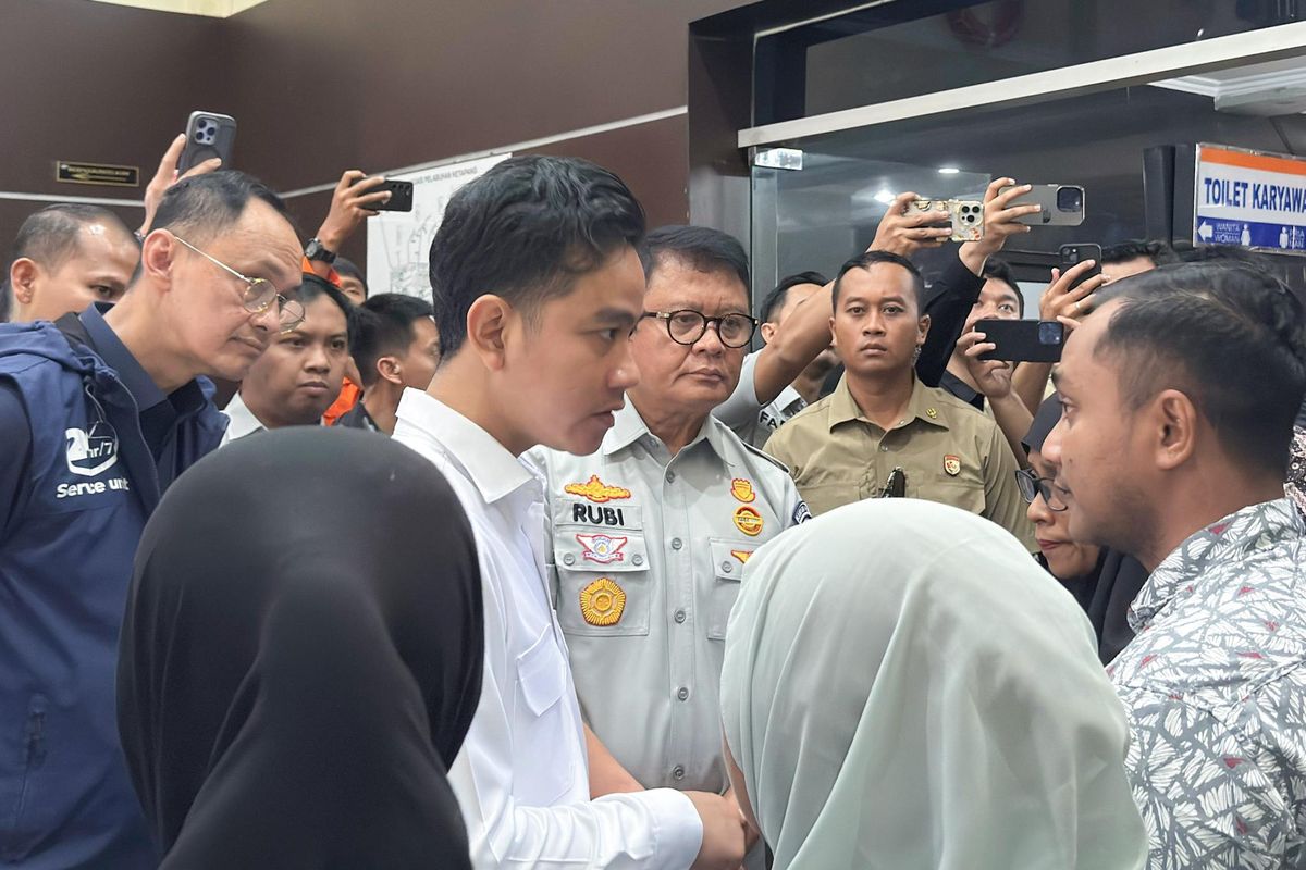 Jasa Raharja mendampingi Wakil Presiden Republik Indonesia Gibran Rakabuming Raka saat mengunjungi dan meninjau langsung proses penanganan korban kecelakaan kapal KMP Tunu Pratama Jaya yang tenggelam di perairan Selat Bali, Minggu (6/7/2025).
