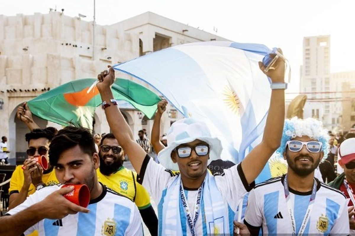 Fans timnas Argentina di pusat kota Doha menjelang Piala Dunia 2022 Qatar yang akan berlangsung pada 20 November-18 Desember 2022.