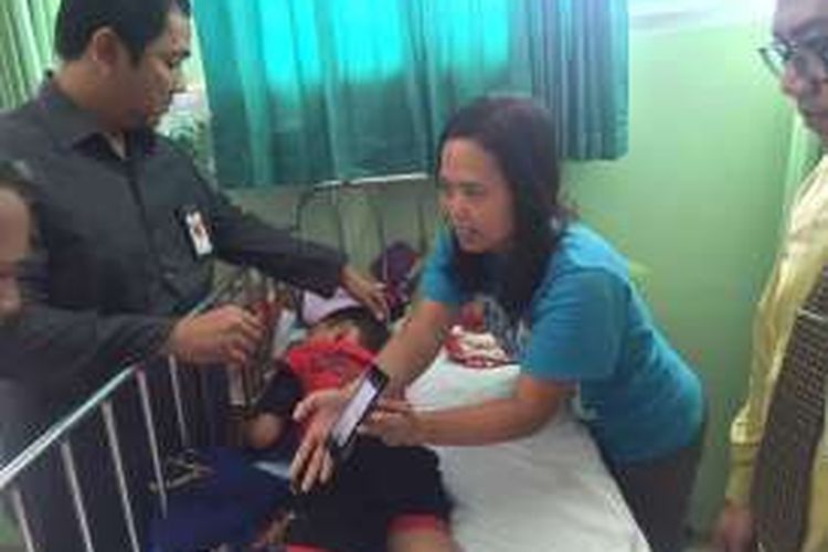 Wali Kota Semarang Hendrar Prihadi menjenguk bocah Andrian yang tengah dirawat di RS Unisula, Senin (3/10/2016).